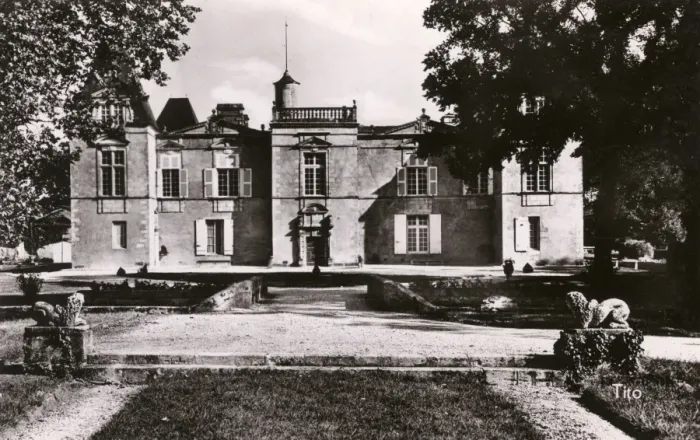 Framed Print : France - Margaux (Gironde) - Chateau d Issan Framed Print : France - Margaux (Gironde) - Chateau d Issan