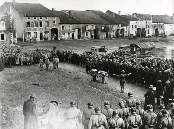 Framed Print : French and American soldiers at a military funeral, WW1 Framed Print : French and American soldiers at a military funeral, WW1
