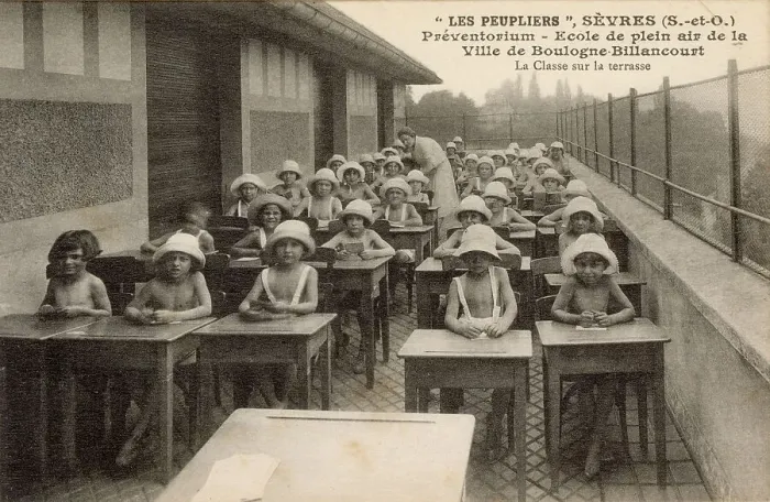Framed Print : French children sitting at their desks at an open-air school, Les Peupliers, at Boulogne-Billancourt, a south-western suburb of Paris. Date: circa 1920