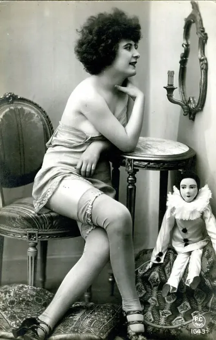 Framed Print : French glamour postcard Framed Print : French glamour postcard