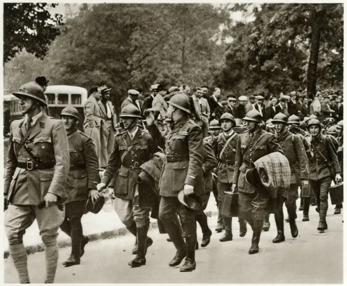 Framed Print : French reservists marching through Paris, September 1939 Framed Print : French reservists marching through Paris, September 1939