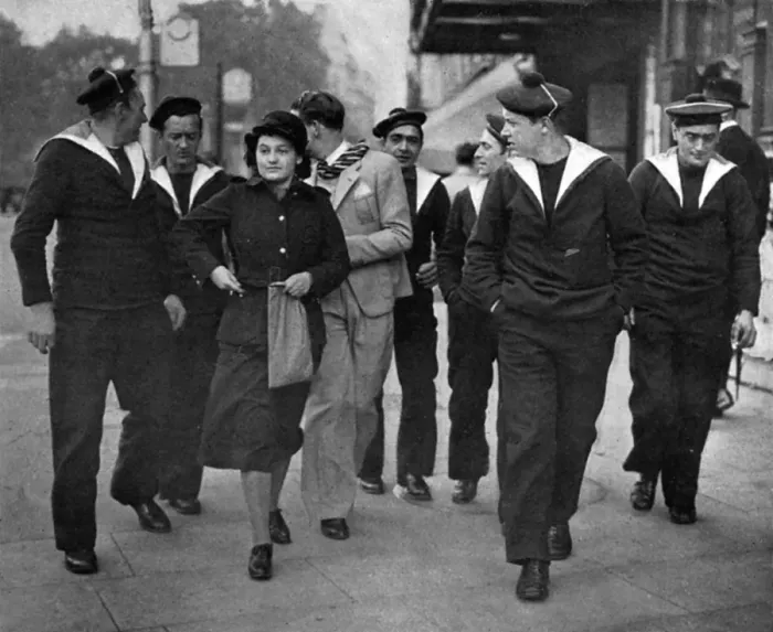 Framed Print : French sailors on leave in London, 1939 Framed Print : French sailors on leave in London, 1939