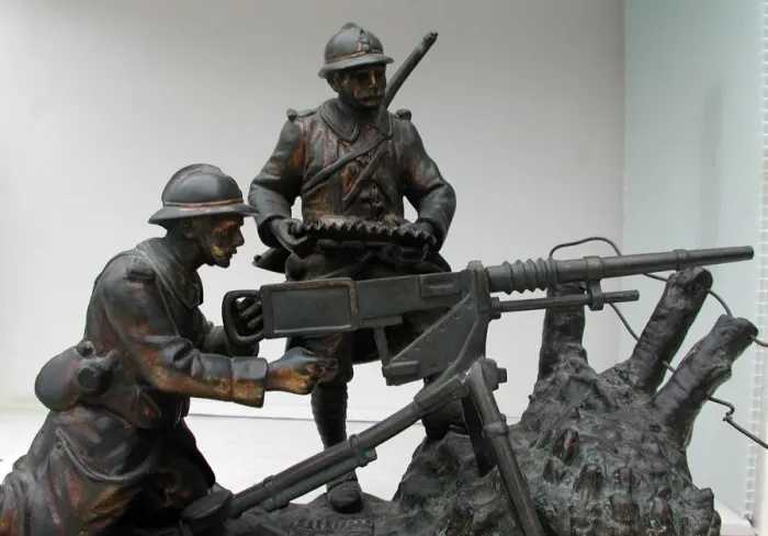 Framed Print : Two French soldiers with Hotchkiss machine gun, WW1 Framed Print : Two French soldiers with Hotchkiss machine gun, WW1