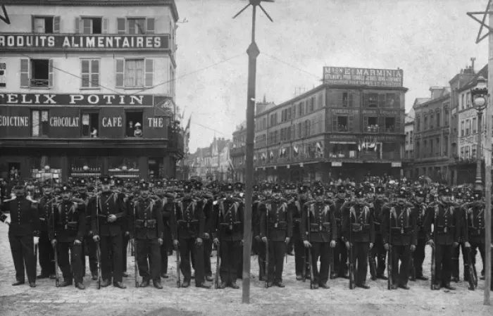 Framed Print : French soldiers on parade in Paris Framed Print : French soldiers on parade in Paris