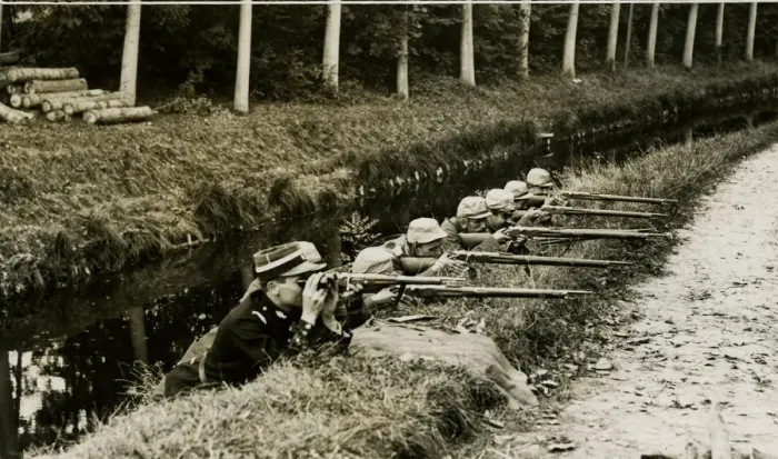 Framed Print : French Soldiers with rifles, WW1 Framed Print : French Soldiers with rifles, WW1