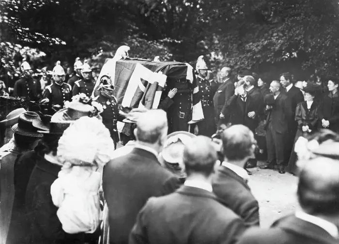 Framed Print : Funeral of Captain Sir Eyre Massey Shaw, London Framed Print : Funeral of Captain Sir Eyre Massey Shaw, London