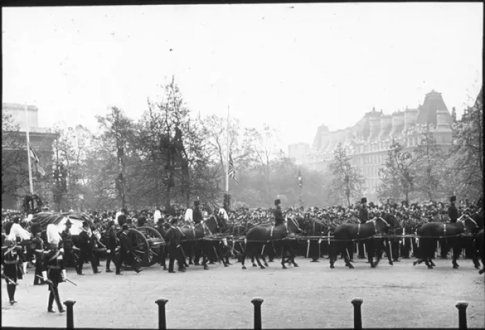 Framed Print : Funeral of Edward VII - Coffin on Gun Carriage Framed Print : Funeral of Edward VII - Coffin on Gun Carriage
