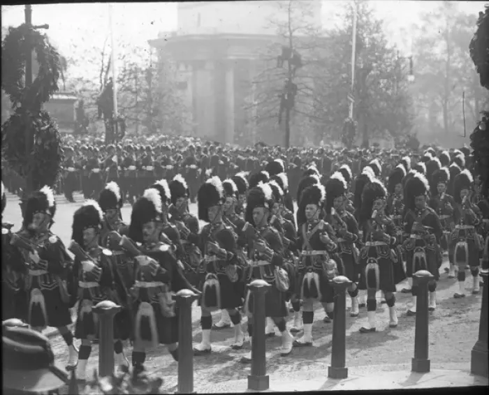 Framed Print : Funeral of Edward VII - Highlanders (with reversed arms) Reg Framed Print : Funeral of Edward VII - Highlanders (with reversed arms) Reg