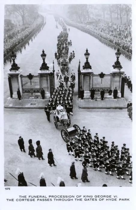 Framed Print : Funeral Procession of King George VI - Gates of Hyde Park Framed Print : Funeral Procession of King George VI - Gates of Hyde Park