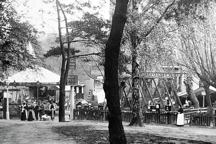 Framed Print : A funfair at the Vale of Health, Hampstead, London Framed Print : A funfair at the Vale of Health, Hampstead, London