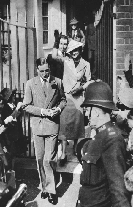 Framed Print : Future Duke and Duchess of Kent leaving studio of de Laszlo Framed Print : Future Duke and Duchess of Kent leaving studio of de Laszlo