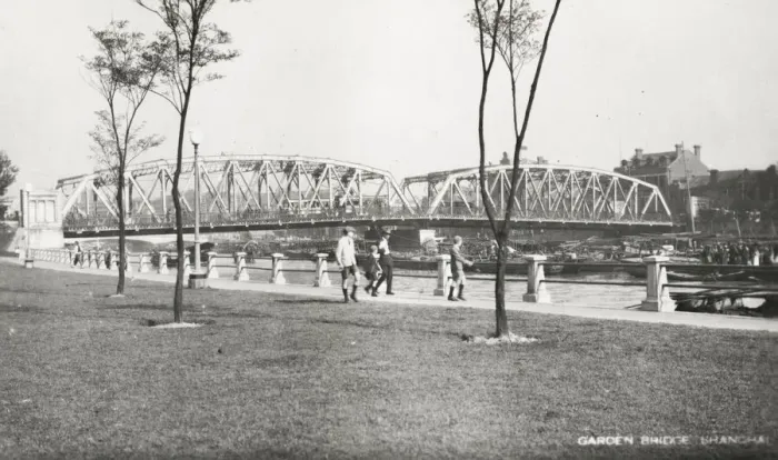 Framed Print : Garden Bridge, Shanghai, China Framed Print : Garden Bridge, Shanghai, China