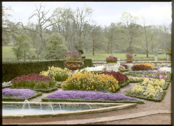Framed Print : Garden in the spring at Abbotswood, Gloucestershire Framed Print : Garden in the spring at Abbotswood, Gloucestershire