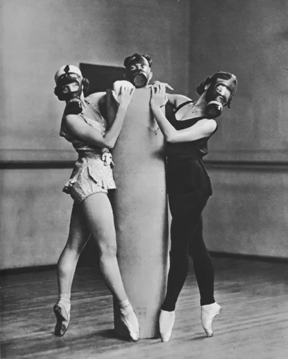 Framed Print : Gas-mask pas de trois Framed Print : Gas-mask pas de trois