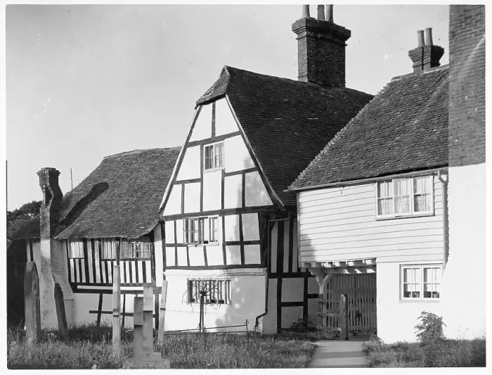 Framed Print : Gatehouse to the churchyard at Smarden Framed Print : Gatehouse to the churchyard at Smarden