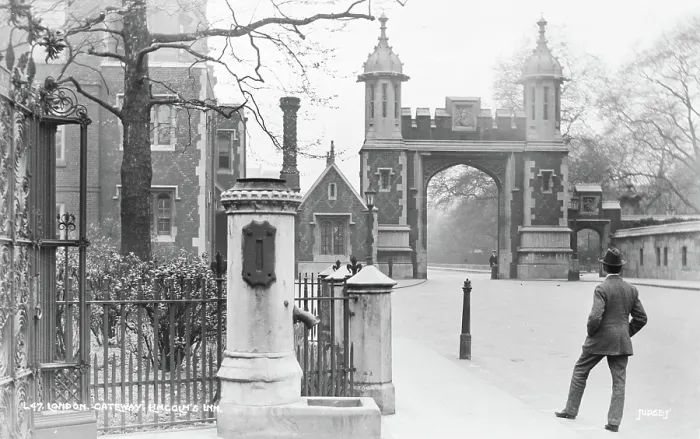Framed Print : Gateway to Lincoln's Inn Framed Print : Gateway to Lincoln's Inn