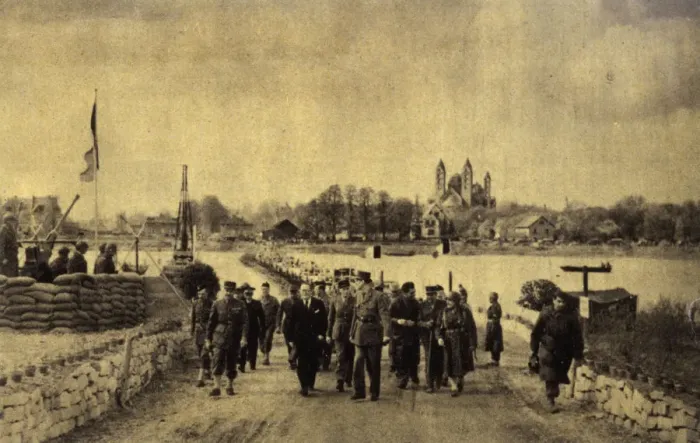Framed Print : DE GAULLE ACROSS RHINE