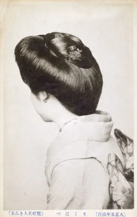 Framed Print : Geisha hairstyle viewed from rear - Japan Framed Print : Geisha hairstyle viewed from rear - Japan