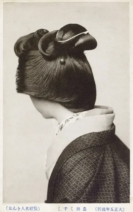 Framed Print : Geisha hairstyle viewed from rear - Japan Framed Print : Geisha hairstyle viewed from rear - Japan