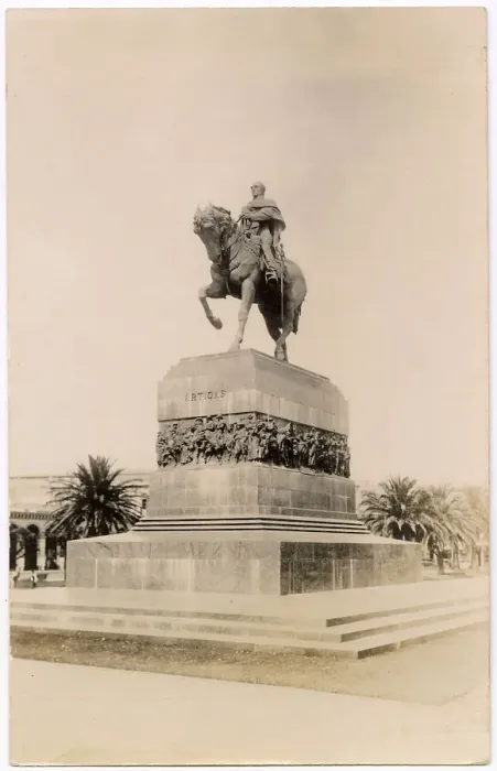 Framed Print : General Jose Artigas equestrian statue, monument and mausoleum, Plaza Independencia, Montevideo, Uruguay, South America. Date: circa 1920 Framed Print : General Jose Artigas equestrian statue, monument and mausoleum, Plaza Independencia, Montevideo, Uruguay, South America. Date: circa 1920