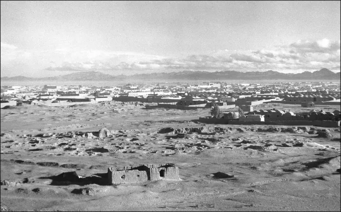 Framed Print : General view, Iranian desert with buildings Framed Print : General view, Iranian desert with buildings