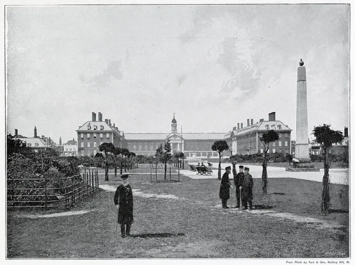 Framed Print : General view of the Royal Hospital Chelsea, designed by Sir Christopher Wren. A retirement and nursing home for some 540 veterans of the British Army. Date: 1890s Framed Print : General view of the Royal Hospital Chelsea, designed by Sir Christopher Wren. A retirement and nursing home for some 540 veterans of the British Army. Date: 1890s