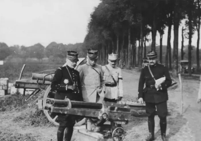 Framed Print : Generals Foch and Fayolle with captured German cannon