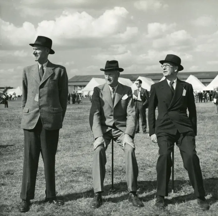 Framed Print : Geoffrey de Havilland, Frank T. Hearle and Wilfred E. Nixon Framed Print : Geoffrey de Havilland, Frank T. Hearle and Wilfred E. Nixon