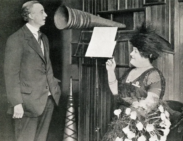 Framed Print : George Formby Snr and Luisa Tetrazzini, recording studio Framed Print : George Formby Snr and Luisa Tetrazzini, recording studio