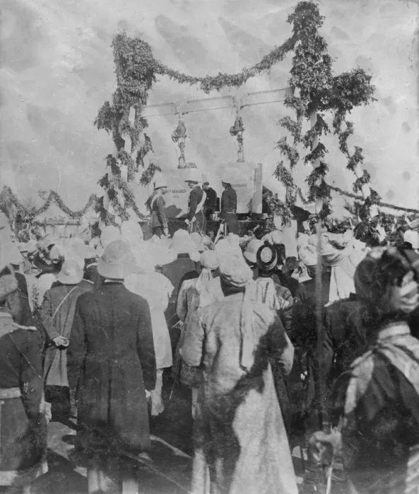 Framed Print : George V laying foundation stone, Delhi, India Framed Print : George V laying foundation stone, Delhi, India