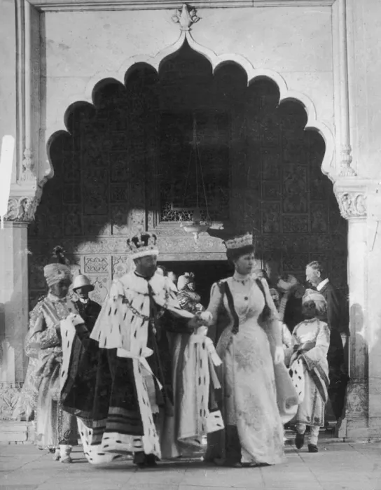 Framed Print : George V and Mary, Coronation Durbar, Delhi, India Framed Print : George V and Mary, Coronation Durbar, Delhi, India