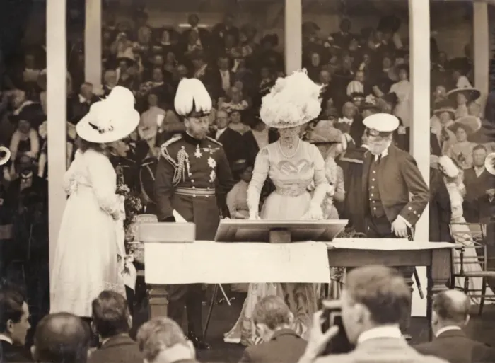 Framed Print : George V and Mary laying foundation stone, Aberystwyth Framed Print : George V and Mary laying foundation stone, Aberystwyth