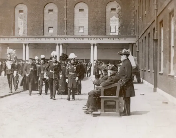 Framed Print : George V visiting Chelsea Pensioners Framed Print : George V visiting Chelsea Pensioners