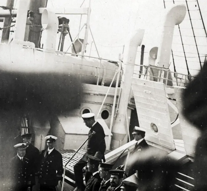 Framed Print : George V visiting HMHS Plassy, WW1 Framed Print : George V visiting HMHS Plassy, WW1
