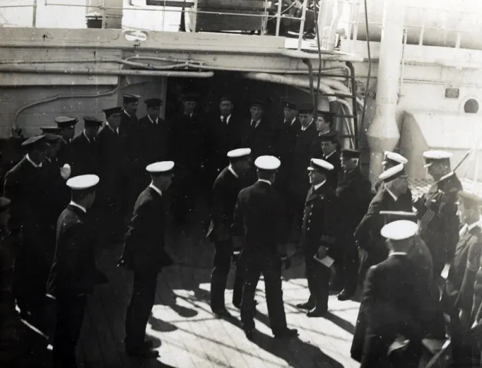 Framed Print : George V visiting HMHS Plassy, WW1 Framed Print : George V visiting HMHS Plassy, WW1