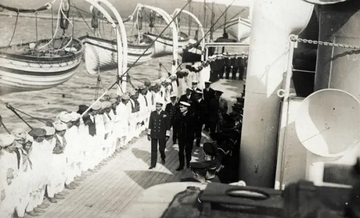Framed Print : George V visiting HMHS Plassy, WW1 Framed Print : George V visiting HMHS Plassy, WW1