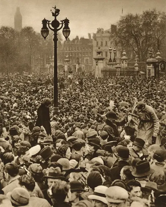 Framed Print : George VI Coronation - Crowds outside Buckingham Palace