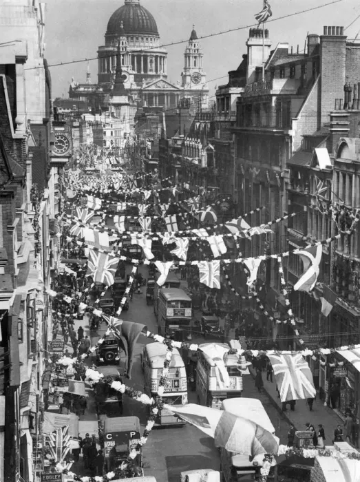 Framed Print : George Vs Silver Jubilee - Fleet Street and Ludgate Hill Framed Print : George Vs Silver Jubilee - Fleet Street and Ludgate Hill