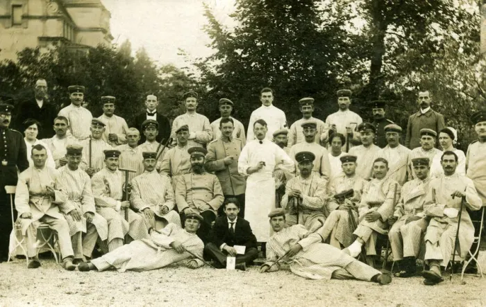 Framed Print : German convalescent soldiers with hospital staff, WW1 Framed Print : German convalescent soldiers with hospital staff, WW1