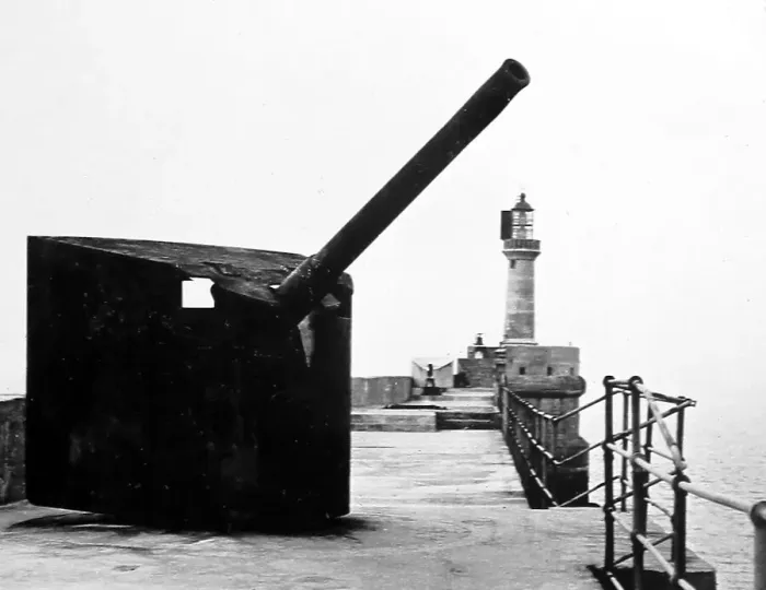 Framed Print : A German gun on the Zeebrugge Mole - WW1 Framed Print : A German gun on the Zeebrugge Mole - WW1
