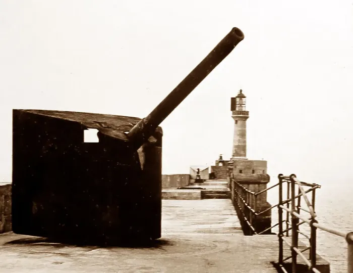 Framed Print : A German gun on the Zeebrugge Mole - WW1 Framed Print : A German gun on the Zeebrugge Mole - WW1