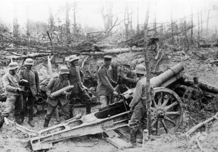 Framed Print : German gunners with 15cm howitzer, France, WW1 Framed Print : German gunners with 15cm howitzer, France, WW1
