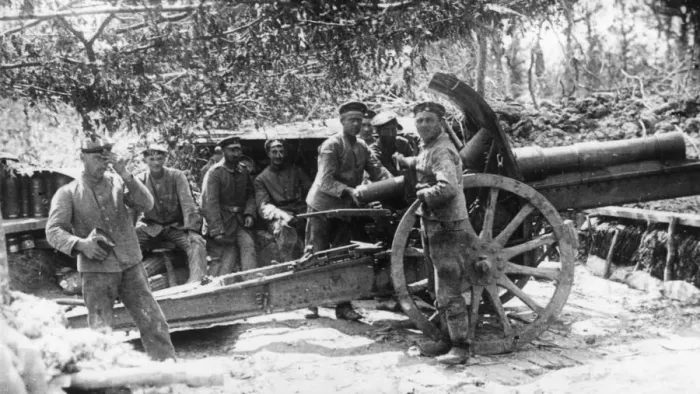 Framed Print : German gunners with 15cm Model 13 howitzer, WW1 Framed Print : German gunners with 15cm Model 13 howitzer, WW1