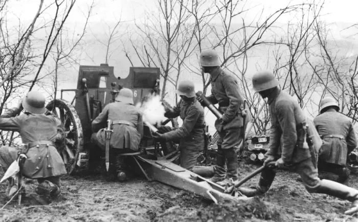 Framed Print : German gunners with field gun, Champagne, France, WW1 Framed Print : German gunners with field gun, Champagne, France, WW1