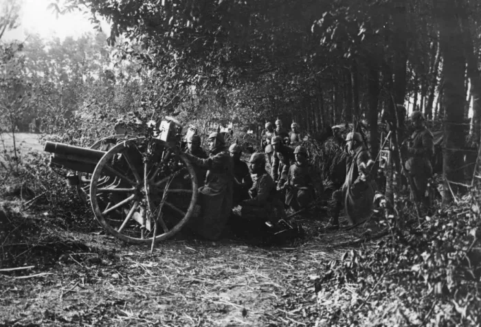 Framed Print : German gunners with field gun, WW1 Framed Print : German gunners with field gun, WW1