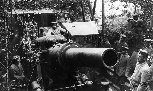 German gunners with heavy artillery, WW1