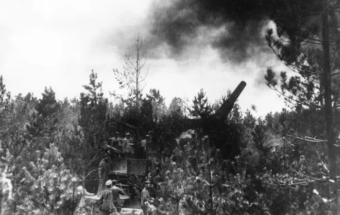 Framed Print : German heavy gun firing, Le Cateau, France, WW1 Framed Print : German heavy gun firing, Le Cateau, France, WW1