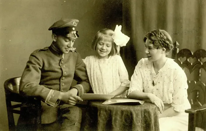 Framed Print : German soldier and his family, WW1 Framed Print : German soldier and his family, WW1