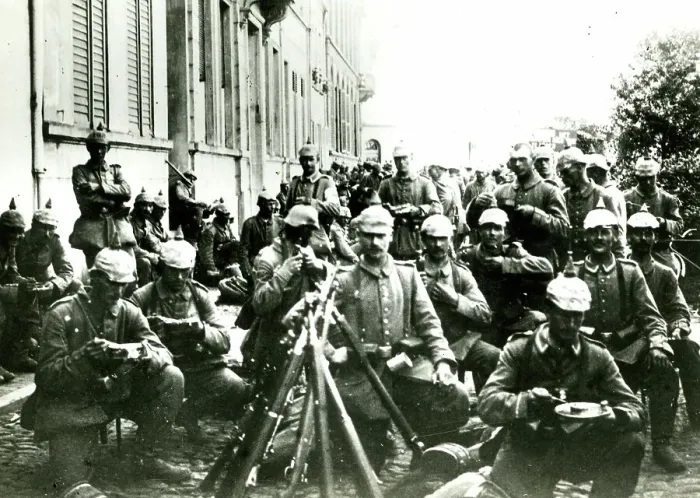Framed Print : German soldiers having a meal at Termonde, Belgium, WW1 Framed Print : German soldiers having a meal at Termonde, Belgium, WW1