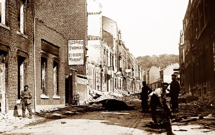 Framed Print : German troops looting the town of Vise in Belgium during WW1 Framed Print : German troops looting the town of Vise in Belgium during WW1